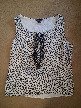 St. John Black & Cream Ruffle-Front Sleeveless Camisole